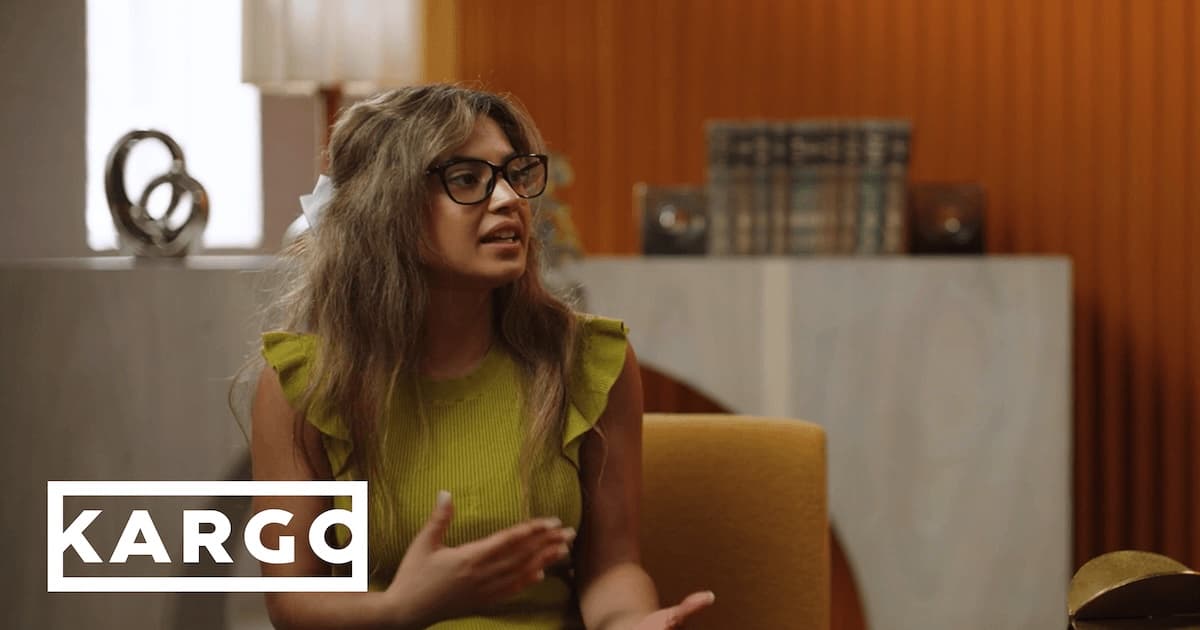 Interview frame showing a person beside “Kargo” text.