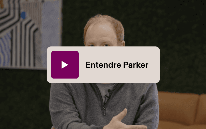 Photo de Parker Conrad, le PDG de Rippling, avec un bouton de lecture et du texte disant « Paroles de Parker »